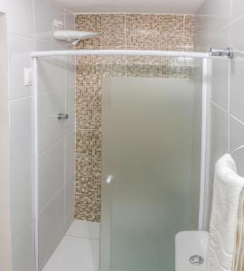若昂佩索阿波萨达亚特兰帝卡酒店的浴室里设有玻璃门淋浴