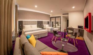 科伦坡Fairway Colombo的酒店客房,配有床和沙发