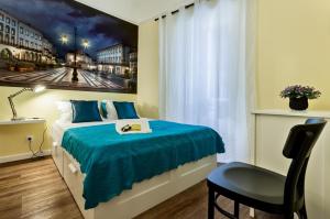 埃武拉Alfar Aqueduct - Évora House的一间卧室配有一张带蓝色棉被的床