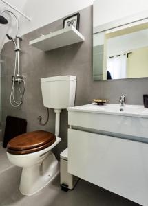 埃武拉Alfar Aqueduct - Évora House的一间带卫生间、水槽和镜子的浴室