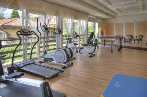 姆拉哥沃Panoramic-Oscar的健身房,配有跑步机和健身器材