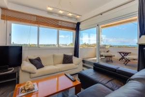 科斯塔巴伦娜artQhost Costa Ballena Penthouse Ocean and Golf views & Free Parking的带沙发和电视的客厅