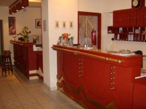 布达佩斯布达佩斯住宿早餐酒店的餐厅的酒吧,红色柜台