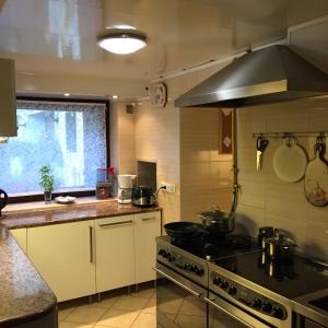 波兰尼卡-兹德鲁伊Villa Almira的厨房配有炉灶和炉灶。 顶部烤箱