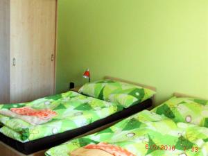 Křelov假日花旅馆的卧室内两张并排的床