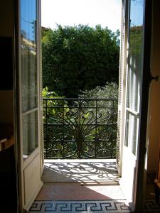 尼斯Résidence La Villa Léonie的通往带门的阳台的开放式门