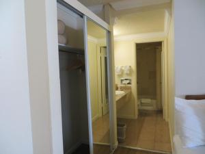 蒙特雷植树节旅馆的一间浴室