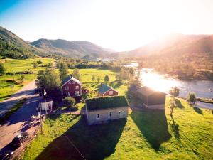Viksdalen弗拉赛姆农家乐的享有房子和河流的空中景色