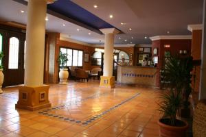 普里埃格·德·科尔多巴韦尔塔德拉斯帕洛马斯酒店的大厅,有柱子和柜台