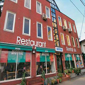 南鱼沼市米斯特拉尔宾馆的街上有一间餐馆的红砖建筑
