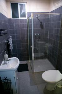 库伯佩迪凯夫普雷斯公寓的带淋浴、卫生间和盥洗盆的浴室