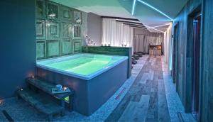 梅尔卡托圣塞韦里诺维欧度假酒店的中间设有大浴缸的大浴室
