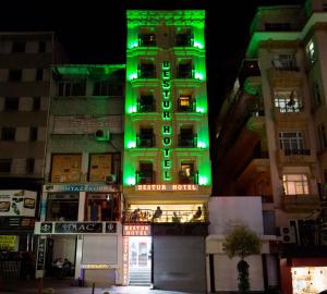 伊斯坦布尔贝斯特酒店的建筑的一侧有绿灯