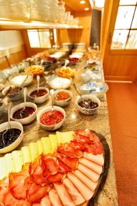 伦茨基希瓦尔德温克尔酒店的柜台上的自助食品,包括奶酪和肉类
