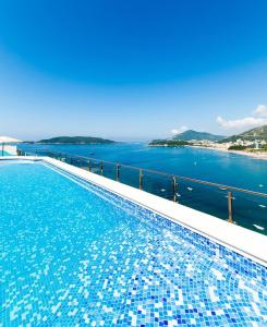 布德瓦Hotel Ponta Nova的享有水景的游泳池