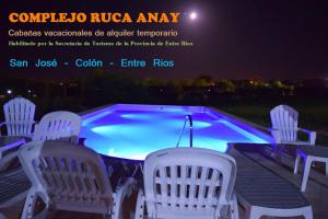 Complejo Ruca Anay (Casa de amigos)内部或周边的泳池