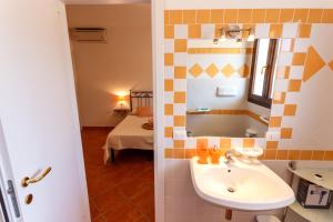 卡斯特尔萨多La Colbula的一间带水槽和镜子的浴室