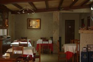 坎巴多斯Casa Mariñeira Lourdes的一间设有桌椅的用餐室和墙上的时钟