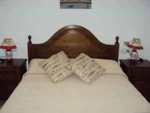 波伊奥卡萨富恩特斯酒店的一张带两个床头柜和两个台灯的床