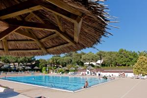 波尔蒂乔玛丽娜维瓦俱乐部酒店的度假村的游泳池,周围的人在
