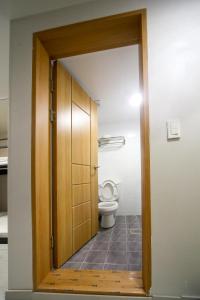 济州市甘泽旅馆的通往带卫生间的浴室的门