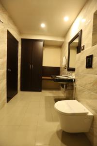 阿兹提酒店的一间浴室
