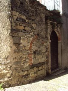 All'Ombra dell'Antica Pietra的门面或入口