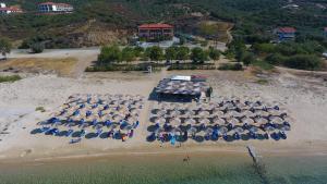 欧拉努波利斯阿内莫斯公寓酒店的海滩上一群遮阳伞的空中景观