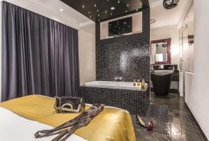罗马JC酒店的一间带床、浴缸和水槽的浴室