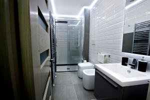 莱切La Casa delle Zie的浴室配有卫生间、盥洗盆和淋浴。