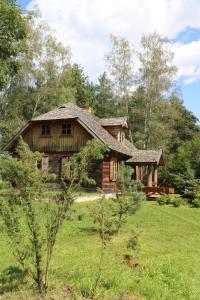 NowogródChata Kurpiowska的田野中间的小木屋