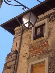 All'Ombra dell'Antica Pietra的门面或入口