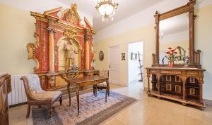 阿尔塔夫拉Habitaciones Villa Marcia Solo Adulto的客房设有书桌、桌子和镜子