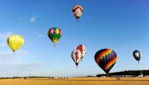 朗维尤朗维尤行政套房汽车旅馆的一组热气球在天空中飞行