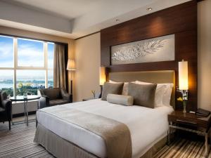 迪拜迪拜千禧国际酒店的酒店客房设有一张大床和一张书桌。