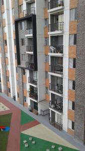 萨瓦内塔萨巴内塔公寓的公寓大楼的 ⁇ 染,设有阳台