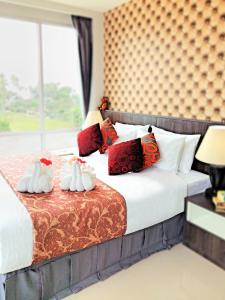 高兰The Wings Boutique Hotels Krabi Ko Lanta的一间卧室配有一张带两个天鹅的床