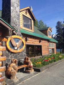 Summit Lake苏米特湖畔旅舍的小木屋前面有两座熊雕像
