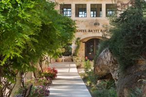 Hatzor haglilitHerbert Samuel Bayit Bagalil Boutique的带有酒店 ⁇ 蝠保护标志的建筑