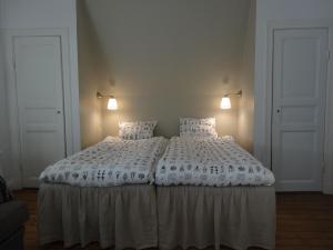 孙讷Gröna Lena的卧室配有白色的床和2个枕头