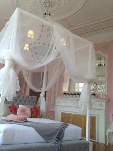 波尔图Boavista Eco-Luxury House的卧室配有带白色窗帘的天蓬床