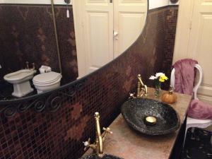 波尔图Boavista Eco-Luxury House的一间带水槽、卫生间和镜子的浴室