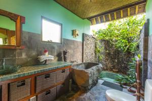 希德门库布塔尼酒店的带浴缸和盥洗盆的浴室