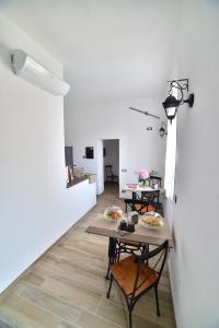 瓦里格提Suite Varigotti的一间设有桌椅和白色墙壁的用餐室