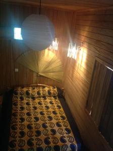 TrindadeCasa Ediana的一间带床的卧室,位于带灯的房间