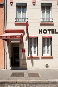 里昂法库尔德酒店的一座酒店大楼,上面标有酒店最爱的标志