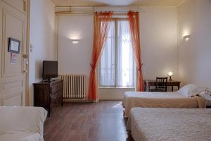 里昂法库尔德酒店的酒店客房设有两张床和电视。