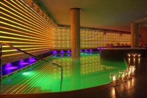 摩德纳迪-坎皮格里奥水晶皇宫酒店的大楼内带灯光的游泳池