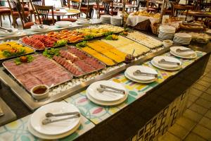 塞古罗港Resort Arcobaleno All Inclusive的自助餐,餐桌上有许多不同类型的食物