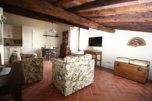 卡斯蒂戈隆·多尔希亚维奇埃塔假日公寓的一间带两把椅子和一张桌子的客厅以及一间厨房